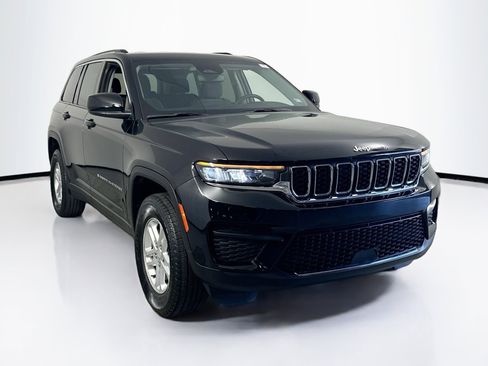 Used 2023 Jeep Grand Cherokee Laredo image 3