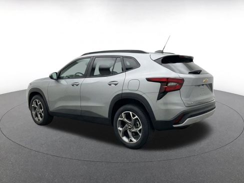 Used 2025 Chevrolet Trax LT FWD image 5