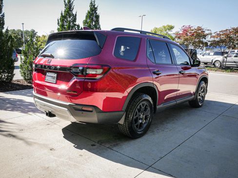 Certified 2025 Honda Pilot TrailSport image 10