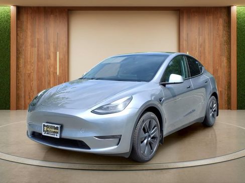 Used 2024 Tesla Model Y Long Range AWD/4WD image 27
