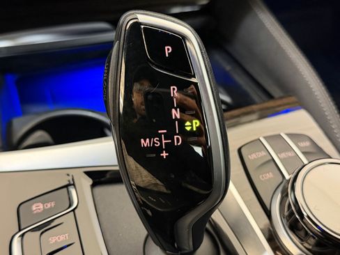 Used 2020 BMW M550i xDrive M550i xDrive w/ Executive Package image 18