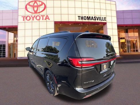 Used 2025 Chrysler Pacifica Limited FWD image 7
