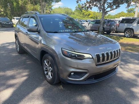 Used 2019 Jeep Cherokee Latitude Plus FWD image 2