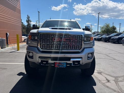 Used 2019 GMC Sierra 2500 Denali w/ Duramax Plus Package AWD/4WD image 8