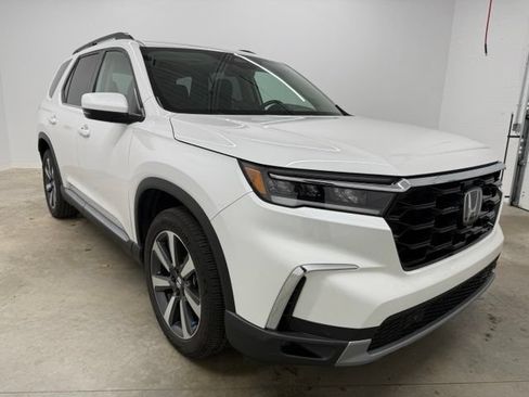 Used 2025 Honda Pilot Touring image 3