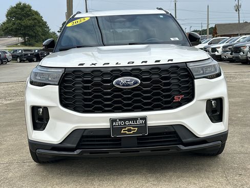 Used 2025 Ford Explorer ST AWD/4WD image 2