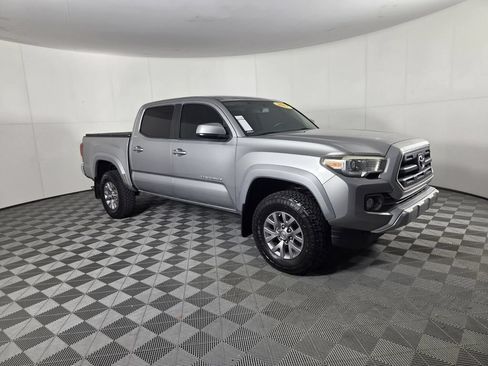Used 2017 Toyota Tacoma TRD Sport RWD image 2