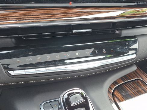 Used 2024 Cadillac Escalade Premium Luxury image 16