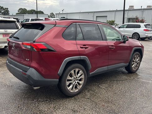 Used 2019 Toyota RAV4 XLE Premium FWD image 7