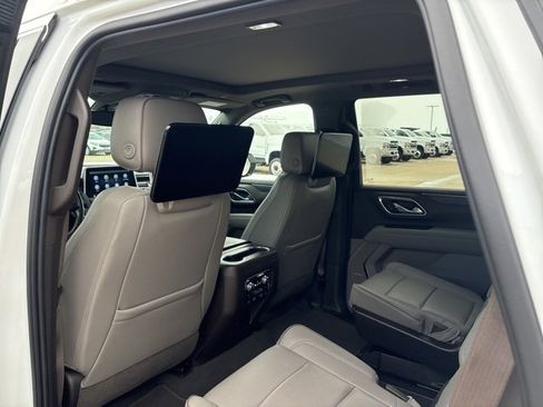 Used 2021 GMC Yukon SLT w/ SLT Luxury Plus Package image 16