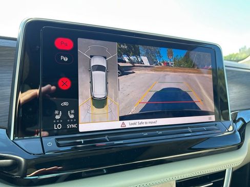 Used 2025 Volkswagen Atlas SEL Premium R-Line image 37