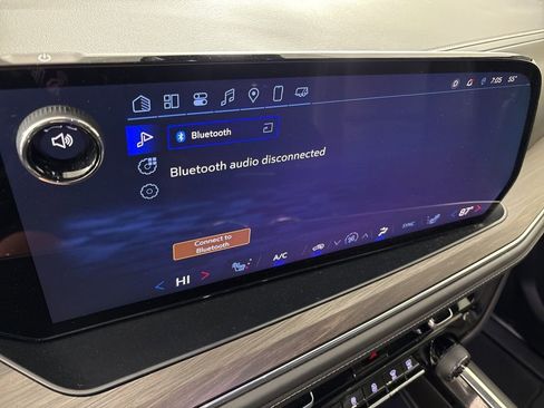 Used 2025 Chevrolet Suburban Z71 image 34