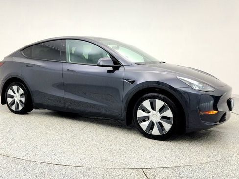 Used 2024 Tesla Model Y 2WD image 3