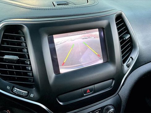 Used 2019 Jeep Cherokee Latitude Plus w/ Comfort/Convenience Group image 24