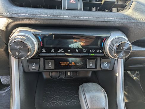 Used 2022 Toyota RAV4 XLE image 22