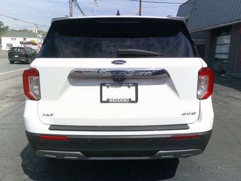 Used 2021 Ford Explorer XLT w/ Equipment Group 202A AWD/4WD image 4
