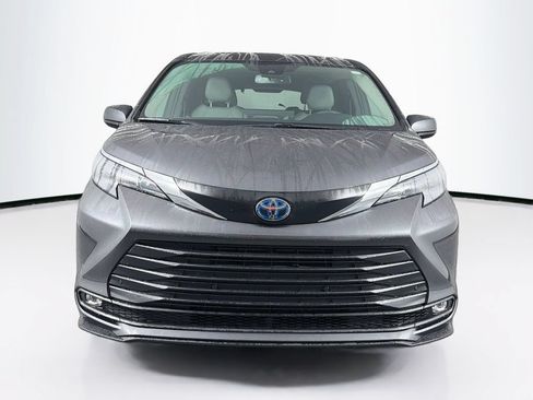 Used 2025 Toyota Sienna XLE FWD image 2