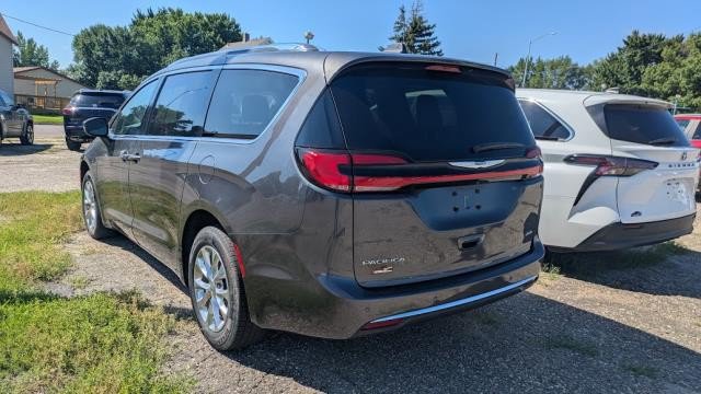 Used 2021 Chrysler Pacifica Touring-L AWD/4WD image 4