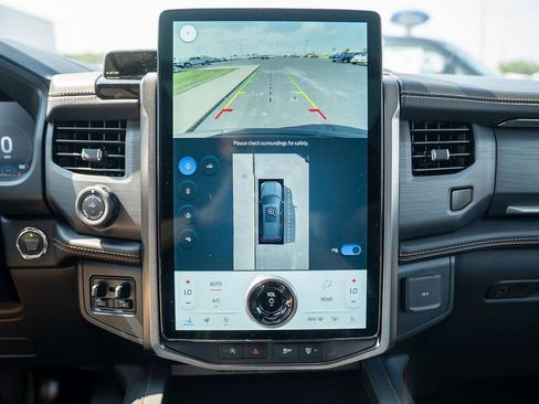 Used 2024 Ford Expedition Platinum image 18