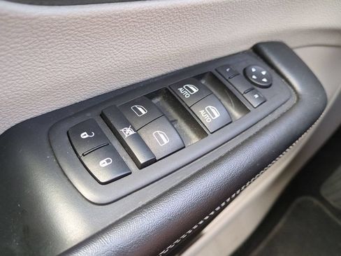 Used 2023 Chrysler Pacifica Touring-L FWD image 25