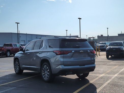 Used 2023 Chevrolet Traverse Premier FWD image 3