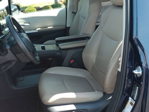 Used 2021 Toyota Sienna XLE AWD/4WD image 16