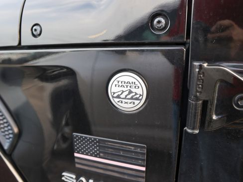 Used 2019 Jeep Wrangler Unlimited Sahara AWD/4WD image 11