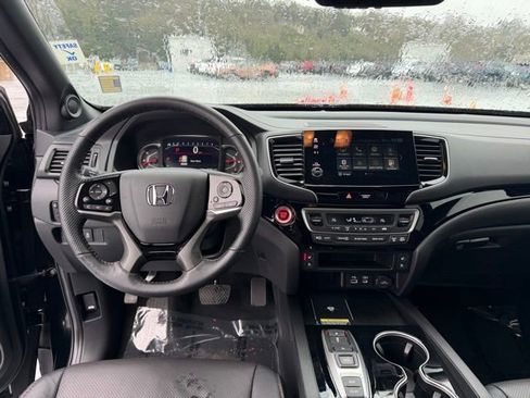 Certified 2025 Honda Passport Black Edition image 17