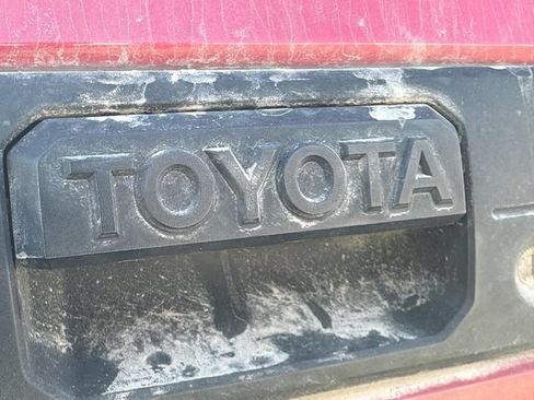 Used 2018 Toyota Tacoma SR5 AWD/4WD image 10