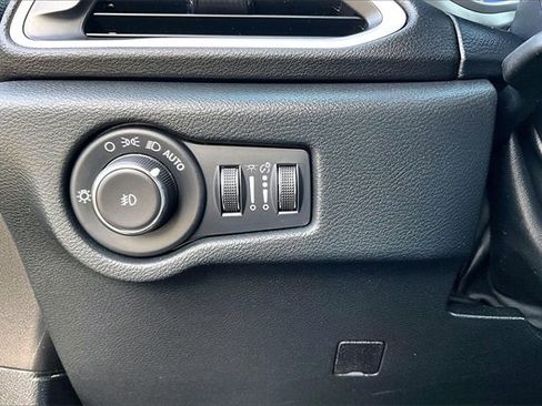 Used 2025 Chrysler Pacifica Select image 15