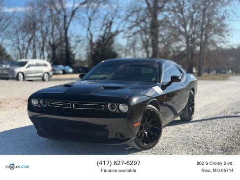 Used 2018 Dodge Challenger SXT image 1