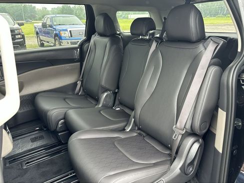 New 2025 Kia Carnival FWD image 28