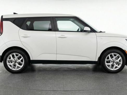 Used 2025 Kia Soul LX w/ LX Technology Package image 11