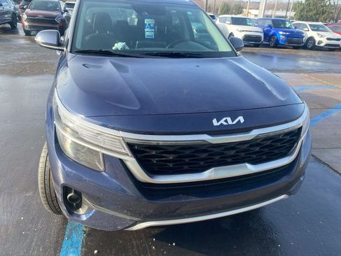 Used 2023 Kia Seltos EX image 2