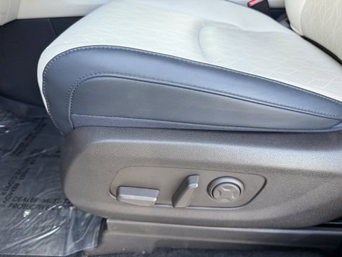 Used 2025 Kia Carnival EX image 32