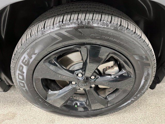 Used 2021 Jeep Cherokee Latitude Plus FWD image 16
