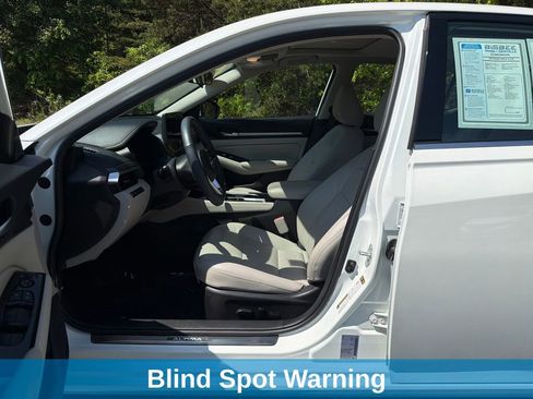 Used 2024 Nissan Altima 2.5 SL FWD image 12