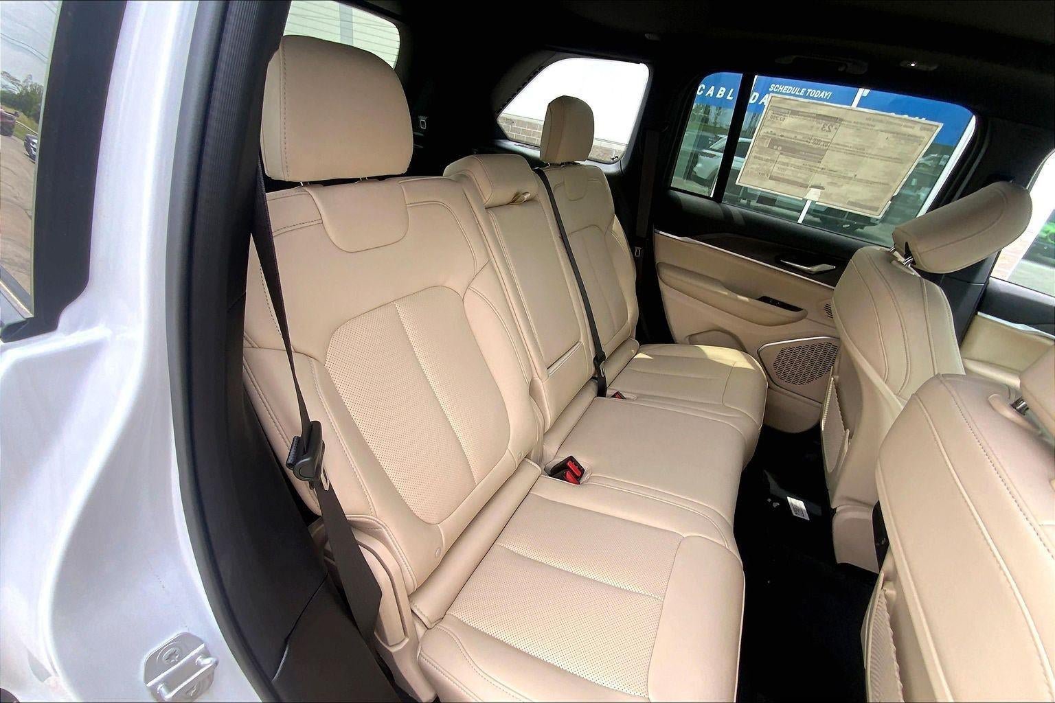 New 2026 Jeep Grand Cherokee Limited w/ Luxury Tech Group II AWD/4WD image 22