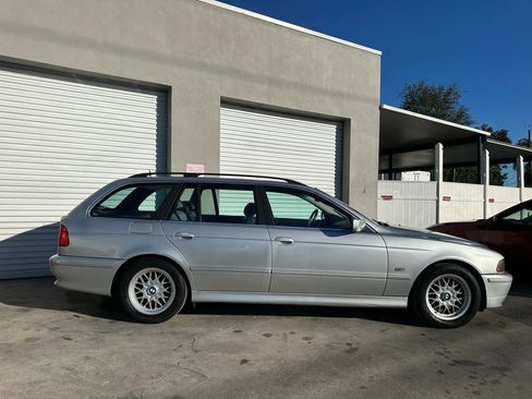 Used 2001 BMW 525i Wagon image 2