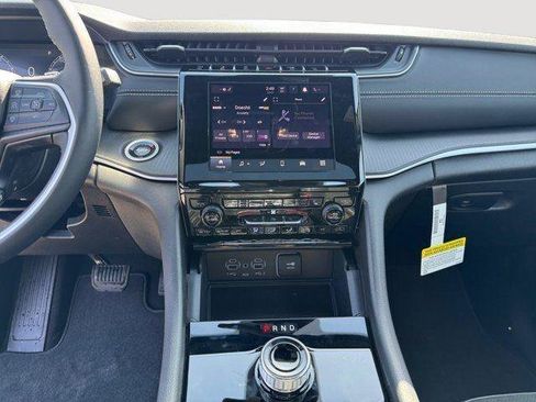 New 2025 Jeep Grand Cherokee Altitude AWD/4WD image 11