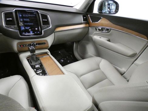 Used 2021 Volvo XC90 T6 Momentum image 13