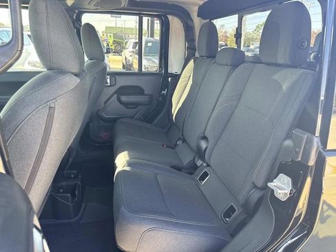 Used 2025 Jeep Gladiator Sport image 16