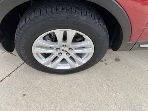 Used 2019 Ford Explorer XLT w/ Equipment Group 202A AWD/4WD image 2
