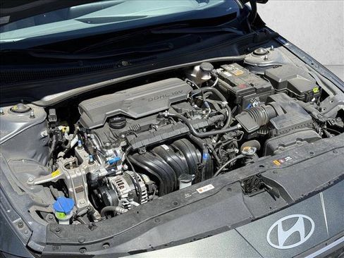 Certified 2025 Hyundai Elantra SE FWD image 16