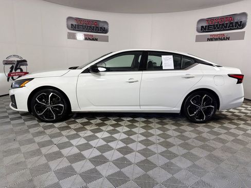Used 2023 Nissan Altima 2.5 SR FWD image 6