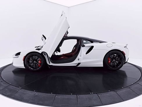 Used 2024 McLaren Artura RWD image 21