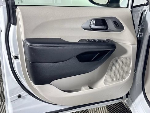 Used 2023 Chrysler Pacifica Touring-L FWD image 10