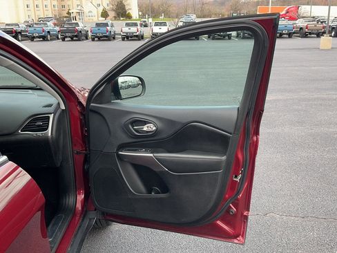 Used 2019 Jeep Cherokee Limited image 25