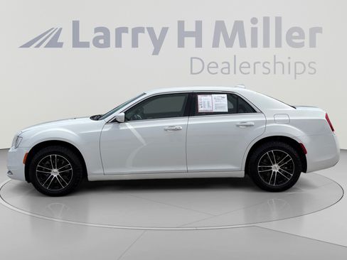 Used 2021 Chrysler 300 Touring w/ Driver Convenience Group AWD/4WD image 2