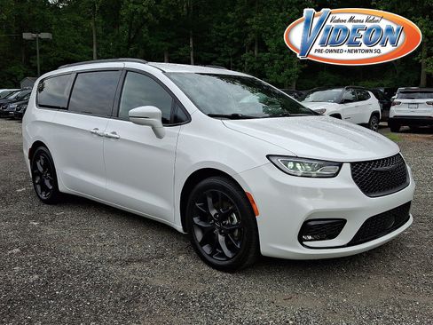 Used 2022 Chrysler Pacifica Touring-L w/ S Appearance Package FWD image 1
